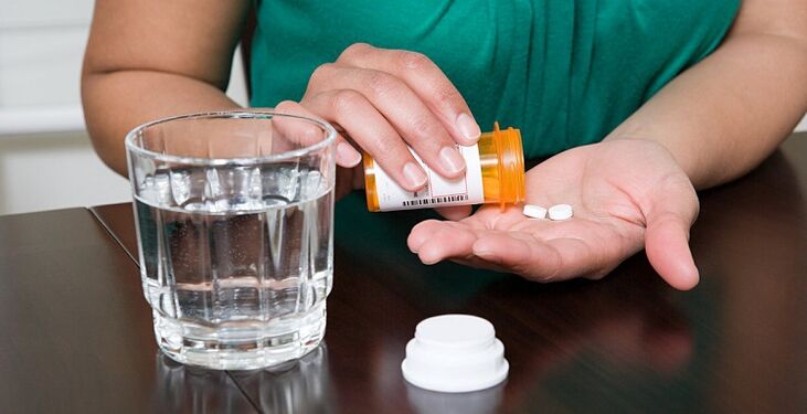 jemanje tablet za lajšanje bolečin v spodnjem delu hrbta